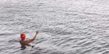 Punjab :ਤਰਨ ਤਾਰਨ ਵਿਖੇ ਦਰਦਨਾਕ ਘਟਨਾ! ਵਿਅਕਤੀ ਨੇ ਸਰੋਵਰ ‘ਚ ਮਾਰੀ ਛਾਲ, ਭਾਲ ਜਾਰੀ