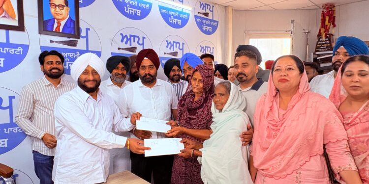 ਵਿਧਾਇਕ ਕੁਲਵੰਤ ਸਿੰਘ ਵੱਲੋਂ ਪੰਚਾਇਤਾਂ ਨੂੰ 1.88 ਕਰੋੜ ਦੇ ਚੈੱਕ ਜਾਰੀ