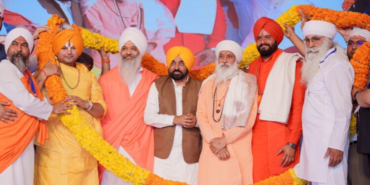 ਨਸ਼ਾ ਵਿਰੋਧੀ ਜਾਗਰੂਕਤਾ ਪ੍ਰੋਗਰਾਮ ਵਿੱਚ ਸ਼ਾਮਲ ਹੋਏ ਮੁੱਖ ਮੰਤਰੀ ਭਗਵੰਤ ਸਿੰਘ ਮਾਨ; ਕਿਹਾ, “ਅਸੀਂ ਪੰਜਾਬ ‘ਚੋਂ ਨਸ਼ਿਆਂ ਦਾ ਕਲੰਕ ਮਿਟਾ ਦੇਵਾਂਗੇ” ਨਸ਼ਾ ਵਿਰੋਧੀ ਜਾਗਰੂਕਤਾ ਪ੍ਰੋਗਰਾਮ ਵਿੱਚ ਸ਼ਾਮਲ ਹੋਏ ਮੁੱਖ ਮੰਤਰੀ ਭਗਵੰਤ ਸਿੰਘ ਮਾਨ; ਕਿਹਾ, “ਅਸੀਂ ਪੰਜਾਬ ‘ਚੋਂ ਨਸ਼ਿਆਂ ਦਾ ਕਲੰਕ ਮਿਟਾ ਦੇਵਾਂਗੇ”