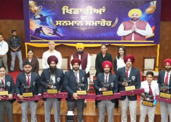 ਪੰਜਾਬ ਦੇ ਖਿਡਾਰੀਆਂ ਨੇ ਦੁਨੀਆ ਭਰ ਵਿੱਚ ਤਿਰੰਗੇ ਦਾ ਮਾਣ ਵਧਾਇਆ, ਮੁੱਖ ਮੰਤਰੀ ਭਗਵੰਤ ਸਿੰਘ ਮਾਨ ਵੱਲੋਂ ਐਵਾਰਡ ਤੇ ਇਨਾਮੀ ਰਾਸ਼ੀ ਨਾਲ ਖਿਡਾਰੀਆਂ ਦਾ ਸਨਮਾਨ