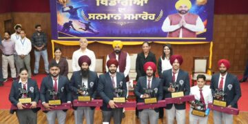 ਪੰਜਾਬ ਦੇ ਖਿਡਾਰੀਆਂ ਨੇ ਦੁਨੀਆ ਭਰ ਵਿੱਚ ਤਿਰੰਗੇ ਦਾ ਮਾਣ ਵਧਾਇਆ, ਮੁੱਖ ਮੰਤਰੀ ਭਗਵੰਤ ਸਿੰਘ ਮਾਨ ਵੱਲੋਂ ਐਵਾਰਡ ਤੇ ਇਨਾਮੀ ਰਾਸ਼ੀ ਨਾਲ ਖਿਡਾਰੀਆਂ ਦਾ ਸਨਮਾਨ ਪੰਜਾਬ ਦੇ ਖਿਡਾਰੀਆਂ ਨੇ ਦੁਨੀਆ ਭਰ ਵਿੱਚ ਤਿਰੰਗੇ ਦਾ ਮਾਣ ਵਧਾਇਆ, ਮੁੱਖ ਮੰਤਰੀ ਭਗਵੰਤ ਸਿੰਘ ਮਾਨ ਵੱਲੋਂ ਐਵਾਰਡ ਤੇ ਇਨਾਮੀ ਰਾਸ਼ੀ ਨਾਲ ਖਿਡਾਰੀਆਂ ਦਾ ਸਨਮਾਨ