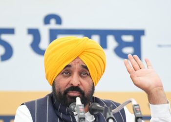 ਮੋਦੀ ਸਰਕਾਰ ਖਾੜੀ ਜੰਗ ਦੀ ਆੜ ਵਿੱਚ ਲੋਕਾਂ ਤੋਂ ਆਪਣੀ ਵਿਦੇਸ਼ ਤੇ ਆਰਥਿਕ ਨੀਤੀ ਦੀਆਂ ਨਾਕਾਮੀਆਂ ਲੁਕਾਉਣ ਦੀ ਕੋਸ਼ਿਸ਼ ਕਰ ਰਹੀ: ਮੁੱਖ ਮੰਤਰੀ ਭਗਵੰਤ ਸਿੰਘ ਮਾਨ ਮੋਦੀ ਸਰਕਾਰ ਖਾੜੀ ਜੰਗ ਦੀ ਆੜ ਵਿੱਚ ਲੋਕਾਂ ਤੋਂ ਆਪਣੀ ਵਿਦੇਸ਼ ਤੇ ਆਰਥਿਕ ਨੀਤੀ ਦੀਆਂ ਨਾਕਾਮੀਆਂ ਲੁਕਾਉਣ ਦੀ ਕੋਸ਼ਿਸ਼ ਕਰ ਰਹੀ: ਮੁੱਖ ਮੰਤਰੀ ਭਗਵੰਤ ਸਿੰਘ ਮਾਨ