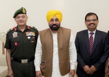 ਮੁੱਖ ਮੰਤਰੀ ਭਗਵੰਤ ਸਿੰਘ ਮਾਨ ਨੇ ਪੱਛਮੀ ਕਮਾਂਡ ਦੇ ਆਰਮੀ ਕਮਾਂਡਰ ਨਾਲ ਸਰਹੱਦੀ ਸੁਰੱਖਿਆ, ਰਾਹਤ ਕਾਰਜਾਂ ਅਤੇ ਆਪਰੇਸ਼ਨਲ ਤਿਆਰੀਆਂ ਬਾਰੇ ਵਿਚਾਰ-ਵਟਾਂਦਰਾ ਕੀਤਾ ਮੁੱਖ ਮੰਤਰੀ ਭਗਵੰਤ ਸਿੰਘ ਮਾਨ ਨੇ ਪੱਛਮੀ ਕਮਾਂਡ ਦੇ ਆਰਮੀ ਕਮਾਂਡਰ ਨਾਲ ਸਰਹੱਦੀ ਸੁਰੱਖਿਆ, ਰਾਹਤ ਕਾਰਜਾਂ ਅਤੇ ਆਪਰੇਸ਼ਨਲ ਤਿਆਰੀਆਂ ਬਾਰੇ ਵਿਚਾਰ-ਵਟਾਂਦਰਾ ਕੀਤਾ