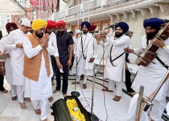 ਮੁੱਖ ਮੰਤਰੀ ਭਗਵੰਤ ਸਿੰਘ ਮਾਨ ਨੇ ਹਰਿਮੰਦਰ ਸਾਹਿਬ ਵਿਖੇ ਮੱਥਾ ਟੇਕਿਆ, ਬੇਅਦਬੀ ਵਿਰੋਧੀ ਇਤਿਹਾਸਕ ਕਾਨੂੰਨ ਬਣਾਉਣ ਦੀ ਸੋਝੀ ਤੇ ਬਲ ਬਖ਼ਸ਼ਣ ਲਈ ਪ੍ਰਮਾਤਮਾ ਦਾ ਸ਼ੁਕਰਾਨਾ ਕੀਤਾ