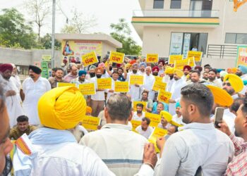 “ਮੋਦੀ ਸਰਕਾਰ ਵੱਲੋਂ ਲੋਕਤੰਤਰ ਦਾ ਕਤਲ”: ਸੰਜੀਵ ਅਰੋੜਾ ਖਿਲਾਫ ਈਡੀ ਦੀ ਕਾਰਵਾਈ ਨੂੰ ਲੈ ਕੇ ‘ਆਪ’ ਨੇ ਪੰਜਾਬ ਭਰ ਵਿੱਚ ਭਾਜਪਾ ਦਫ਼ਤਰਾਂ ਦਾ ਕੀਤਾ ਘਿਰਾਓ “ਮੋਦੀ ਸਰਕਾਰ ਵੱਲੋਂ ਲੋਕਤੰਤਰ ਦਾ ਕਤਲ”: ਸੰਜੀਵ ਅਰੋੜਾ ਖਿਲਾਫ ਈਡੀ ਦੀ ਕਾਰਵਾਈ ਨੂੰ ਲੈ ਕੇ ‘ਆਪ’ ਨੇ ਪੰਜਾਬ ਭਰ ਵਿੱਚ ਭਾਜਪਾ ਦਫ਼ਤਰਾਂ ਦਾ ਕੀਤਾ ਘਿਰਾਓ
