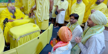 Entertainment: ਪੰਜਾਬੀ ਗਾਇਕ ਕੰਵਰ ਗਰੇਵਾਲ ਪ੍ਰੇਮਾਨੰਦ ਮਹਾਰਾਜ ਨੂੰ ਮਿਲੇ
