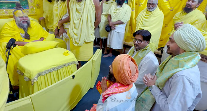 Entertainment: ਪੰਜਾਬੀ ਗਾਇਕ ਕੰਵਰ ਗਰੇਵਾਲ ਪ੍ਰੇਮਾਨੰਦ ਮਹਾਰਾਜ ਨੂੰ ਮਿਲੇ
