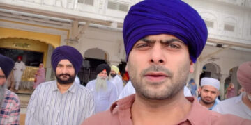 Entertainment: ਦਰਬਾਰ ਸਾਹਿਬ ਨਤਮਸਤਕ ਹੋਏ ਪੰਜਾਬੀ ਗਾਇਕ ਮਨਕੀਰਤ ਔਲਖ