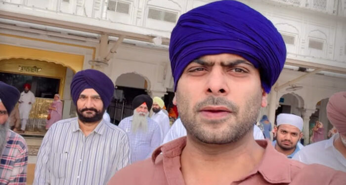 Entertainment: ਦਰਬਾਰ ਸਾਹਿਬ ਨਤਮਸਤਕ ਹੋਏ ਪੰਜਾਬੀ ਗਾਇਕ ਮਨਕੀਰਤ ਔਲਖ