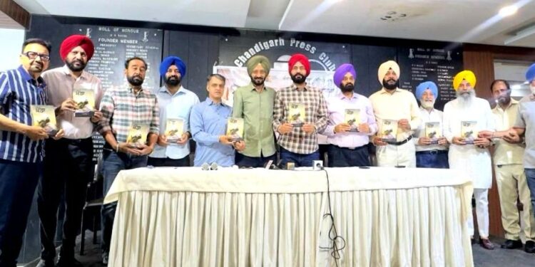 ਗੀਤਕਾਰ ਅਤੇ ਗਾਇਕ ਰਾਜ ਕਾਕੜਾ ਦੀ ਪਲੇਠੀ ਕਿਤਾਬ ਦਾ ਹੋਇਆ ਲੋਕ-ਅਰਪਣ ਗੀਤਕਾਰ ਅਤੇ ਗਾਇਕ ਰਾਜ ਕਾਕੜਾ ਦੀ ਪਲੇਠੀ ਕਿਤਾਬ ਦਾ ਹੋਇਆ ਲੋਕ-ਅਰਪਣ