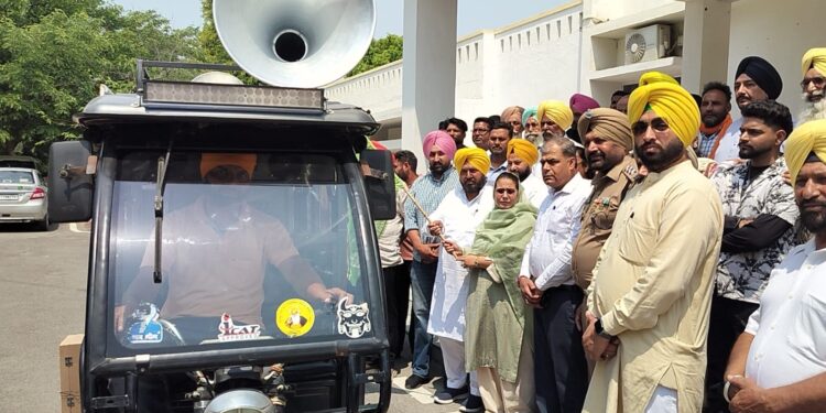 “ਯੁੱਧ ਨਸ਼ਿਆਂ ਵਿਰੁੱਧ” ਮੁਹਿੰਮ ਨੂੰ ਸੰਗਰੂਰ ਹਲਕੇ ’ਚ ਲੋਕ ਅੰਦੋਲਨ ਬਣਾਉਣ ਵੱਲ ਵੱਡਾ ਕਦਮ; ਨਰਿੰਦਰ ਕੌਰ ਭਰਾਜ ਨੇ ਤਿੰਨ ਜਾਗਰੂਕਤਾ ਈ-ਰਿਕਸ਼ਾ ਨੂੰ ਦਿੱਤੀ ਹਰੀ ਝੰਡੀ