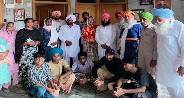 Punjab : ਫ਼ਰੀਦਕੋਟ ‘ਚ ਰੰਗਰੇਟਾ ਦਲ ਦੀ ਐਸ.ਸੀ. ਵਿੰਗ ਦੀ ਕਮਾਨ ਹੁਣ ਸਰਬਜੀਤ ਕੌਰ ਧਾਲੀਵਾਲ ਦੇ ਹੱਥ Punjab : ਫ਼ਰੀਦਕੋਟ ‘ਚ ਰੰਗਰੇਟਾ ਦਲ ਦੀ ਐਸ.ਸੀ. ਵਿੰਗ ਦੀ ਕਮਾਨ ਹੁਣ ਸਰਬਜੀਤ ਕੌਰ ਧਾਲੀਵਾਲ ਦੇ ਹੱਥ