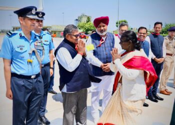 Chandigarh ਹਵਾਈ ਅੱਡੇ ‘ਤੇ ਰਾਜਪਾਲ ਕਟਾਰੀਆ ਨੇ ਰਾਸ਼ਟਰਪਤੀ ਮੁਰਮੂ ਦਾ ਕੀਤਾ ਸਵਾਗਤ