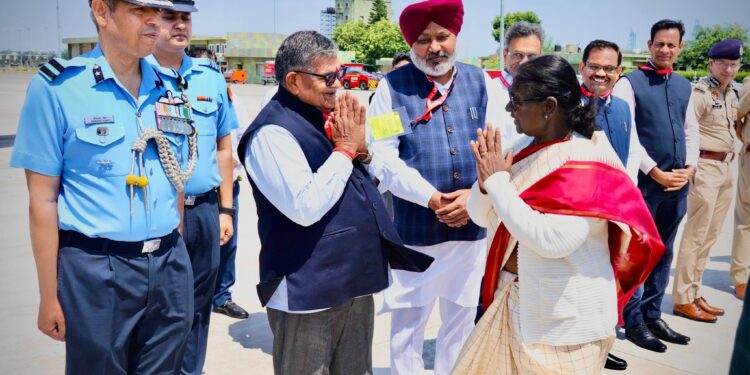 Chandigarh ਹਵਾਈ ਅੱਡੇ ‘ਤੇ ਰਾਜਪਾਲ ਕਟਾਰੀਆ ਨੇ ਰਾਸ਼ਟਰਪਤੀ ਮੁਰਮੂ ਦਾ ਕੀਤਾ ਸਵਾਗਤ