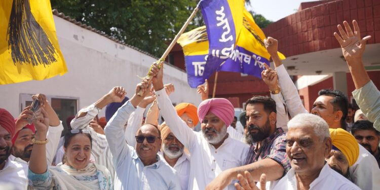 ਪੰਜਾਬ ਨਗਰ ਨਿਗਮ ਚੋਣਾਂ ‘ਚ ‘ਆਪ’ ਵੱਲੋਂ ਵੱਡੀ ਜਿੱਤ ਦਰਜ ਕਰਨ ‘ਤੇ ਪਾਰਟੀ ਦਫ਼ਤਰ ਵਿਖੇ ਖੁਸ਼ੀ ਦਾ ਮਾਹੌਲ
