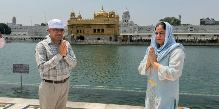 Jalandhar Division ਕਮਿਸ਼ਨਰ ਅਤੇ ਸਕੱਤਰ ਲੋਕ ਸੰਪਰਕ ਰਾਮਵੀਰ ਸ੍ਰੀ ਦਰਬਾਰ ਸਾਹਿਬ ਅਤੇ ਸ੍ਰੀ ਦੁਰਗਿਆਣਾ ਮੰਦਰ ਵਿਖੇ ਹੋਏ ਨਤਮਸਤਕ