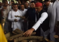 Prateek Yadav funeral : ਪੰਜ ਤੱਤਾਂ ਵਿੱਚ ਵਿਲੀਨ ਹੋਏ ਪ੍ਰਤੀਕ ਯਾਦਵ; ਭਰਾ ਅਖਿਲੇਸ਼ ਯਾਦਵ ਸਮੇਤ ਪੂਰੇ ਪਰਿਵਾਰ ਨੇ ਨਮ ਅੱਖਾਂ ਨਾਲ ਦਿੱਤੀ ਅੰਤਿਮ ਵਿਦਾਈ Prateek Yadav funeral : ਪੰਜ ਤੱਤਾਂ ਵਿੱਚ ਵਿਲੀਨ ਹੋਏ ਪ੍ਰਤੀਕ ਯਾਦਵ; ਭਰਾ ਅਖਿਲੇਸ਼ ਯਾਦਵ ਸਮੇਤ ਪੂਰੇ ਪਰਿਵਾਰ ਨੇ ਨਮ ਅੱਖਾਂ ਨਾਲ ਦਿੱਤੀ ਅੰਤਿਮ ਵਿਦਾਈ