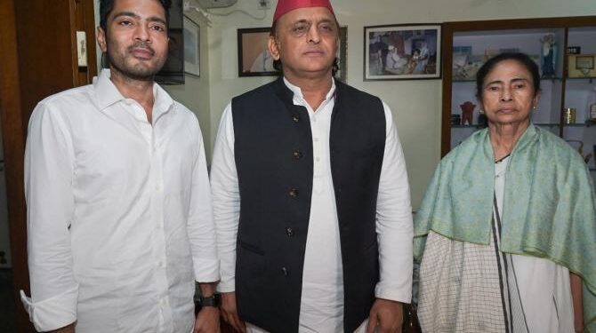 West Bengal ‘ਚ ਸੱਤਾ ਪਰਿਵਰਤਨ ਤੋਂ ਬਾਅਦ ਮਮਤਾ ਨੂੰ ਮਿਲੇ ਅਖਿਲੇਸ਼