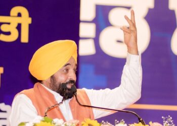 ਮੁੱਖ ਮੰਤਰੀ ਭਗਵੰਤ ਸਿੰਘ ਮਾਨ ਵੱਲੋਂ ਸਰਕਾਰੀ ਮਹਿਲਾ ਕਰਮਚਾਰੀਆਂ ਲਈ ਵੱਡੀ ਰਾਹਤ ਦਾ ਐਲਾਨ; ਗਰੁੱਪ ਸੀ ਅਤੇ ਡੀ ਮਹਿਲਾ ਕਰਮਚਾਰੀਆਂ ਨੂੰ ਉਨ੍ਹਾਂ ਦੇ ਘਰਾਂ ਤੋਂ 40 ਕਿਲੋਮੀਟਰ ਦੇ ਦਾਇਰੇ ਅੰਦਰ ਹੀ ਕੀਤਾ ਜਾਵੇਗਾ ਤਾਇਨਾਤ ਮੁੱਖ ਮੰਤਰੀ ਭਗਵੰਤ ਸਿੰਘ ਮਾਨ ਵੱਲੋਂ ਸਰਕਾਰੀ ਮਹਿਲਾ ਕਰਮਚਾਰੀਆਂ ਲਈ ਵੱਡੀ ਰਾਹਤ ਦਾ ਐਲਾਨ; ਗਰੁੱਪ ਸੀ ਅਤੇ ਡੀ ਮਹਿਲਾ ਕਰਮਚਾਰੀਆਂ ਨੂੰ ਉਨ੍ਹਾਂ ਦੇ ਘਰਾਂ ਤੋਂ 40 ਕਿਲੋਮੀਟਰ ਦੇ ਦਾਇਰੇ ਅੰਦਰ ਹੀ ਕੀਤਾ ਜਾਵੇਗਾ ਤਾਇਨਾਤ