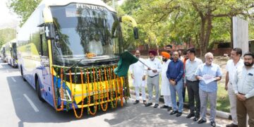 ਭਗਵੰਤ ਮਾਨ ਸਰਕਾਰ ਵੱਲੋਂ ਦਿੱਲੀ ਹਵਾਈ ਅੱਡੇ ਲਈ ਲਗਜ਼ਰੀ ਬੱਸਾਂ ਦੇ ਬੇੜੇ ਦਾ ਵਿਸਥਾਰ; ਟ੍ਰਾਂਸਪੋਰਟ ਮੰਤਰੀ ਹਰਪਾਲ ਸਿੰਘ ਚੀਮਾ ਨੇ 5 ਨਵੀਆਂ ਸੁਪਰ ਇੰਟੀਗ੍ਰਲ ਵੋਲਵੋ ਬੱਸਾਂ ਨੂੰ ਹਰੀ ਝੰਡੀ ਦਿਖਾ ਕੇ ਕੀਤਾ ਰਵਾਨਾ ਭਗਵੰਤ ਮਾਨ ਸਰਕਾਰ ਵੱਲੋਂ ਦਿੱਲੀ ਹਵਾਈ ਅੱਡੇ ਲਈ ਲਗਜ਼ਰੀ ਬੱਸਾਂ ਦੇ ਬੇੜੇ ਦਾ ਵਿਸਥਾਰ; ਟ੍ਰਾਂਸਪੋਰਟ ਮੰਤਰੀ ਹਰਪਾਲ ਸਿੰਘ ਚੀਮਾ ਨੇ 5 ਨਵੀਆਂ ਸੁਪਰ ਇੰਟੀਗ੍ਰਲ ਵੋਲਵੋ ਬੱਸਾਂ ਨੂੰ ਹਰੀ ਝੰਡੀ ਦਿਖਾ ਕੇ ਕੀਤਾ ਰਵਾਨਾ