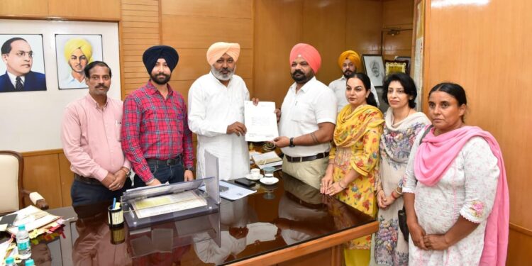 ਵਿੱਤ ਮੰਤਰੀ ਹਰਪਾਲ ਸਿੰਘ ਚੀਮਾ ਵੱਲੋਂ ਮੁਲਾਜ਼ਮ ਯੂਨੀਅਨਾਂ ਨਾਲ ਮੁਲਾਕਾਤ; ਜਾਇਜ਼ ਮੰਗਾਂ ’ਤੇ ਜਲਦ ਕਾਰਵਾਈ ਦਾ ਦਿੱਤਾ ਭਰੋਸਾ