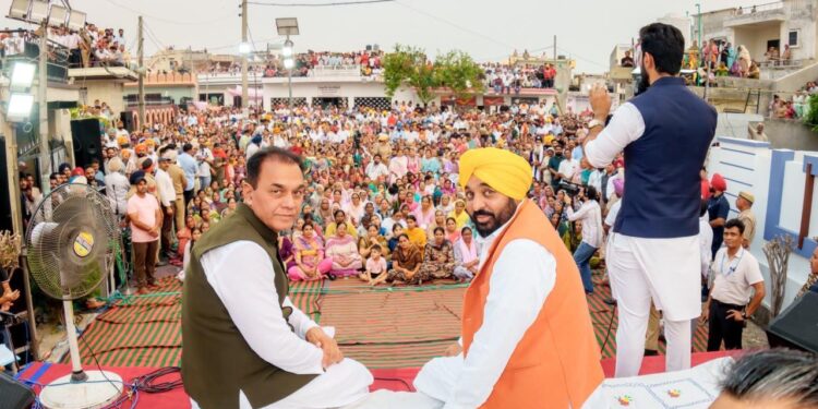 ਰਵਾਇਤੀ ਸਿਆਸੀ ਪਾਰਟੀਆਂ ਮੈਨੂੰ ਬਦਨਾਮ ਕਰਨ ਲਈ ਧਰਮ ਦੀ ਦੁਰਵਰਤੋਂ ਕਰ ਰਹੀਆਂ ਹਨ, ਉਹ ਇਸ ਗੱਲ ਨੂੰ ਹਜ਼ਮ ਨਹੀਂ ਕਰ ਪਾ ਰਹੀਆਂ ਕਿ ਤੁਹਾਡਾ ਪੁੱਤਰ ਪੰਜਾਬ ਵਿੱਚ ਇਮਾਨਦਾਰੀ ਨਾਲ ਸਰਕਾਰ ਚਲਾ ਰਿਹਾ ਹੈ: ਮੁੱਖ ਮੰਤਰੀ ਭਗਵੰਤ ਸਿੰਘ ਮਾਨ ਰਵਾਇਤੀ ਸਿਆਸੀ ਪਾਰਟੀਆਂ ਮੈਨੂੰ ਬਦਨਾਮ ਕਰਨ ਲਈ ਧਰਮ ਦੀ ਦੁਰਵਰਤੋਂ ਕਰ ਰਹੀਆਂ ਹਨ, ਉਹ ਇਸ ਗੱਲ ਨੂੰ ਹਜ਼ਮ ਨਹੀਂ ਕਰ ਪਾ ਰਹੀਆਂ ਕਿ ਤੁਹਾਡਾ ਪੁੱਤਰ ਪੰਜਾਬ ਵਿੱਚ ਇਮਾਨਦਾਰੀ ਨਾਲ ਸਰਕਾਰ ਚਲਾ ਰਿਹਾ ਹੈ: ਮੁੱਖ ਮੰਤਰੀ ਭਗਵੰਤ ਸਿੰਘ ਮਾਨ