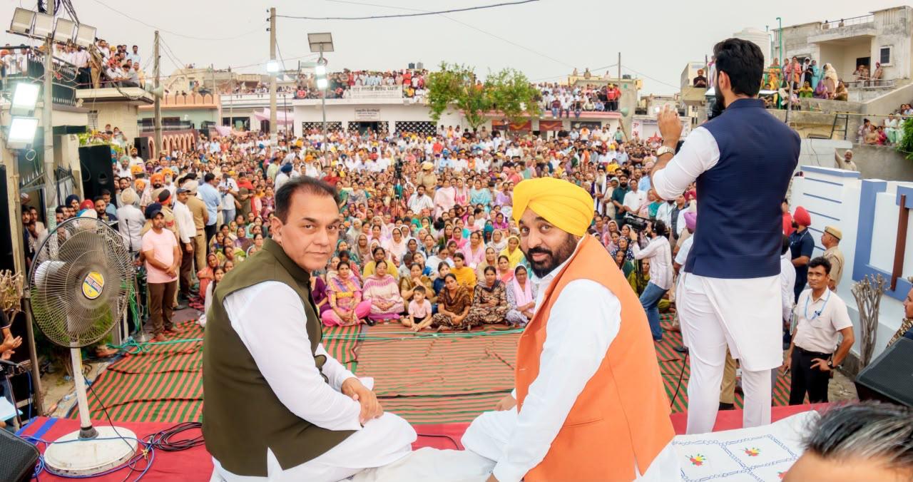 ਰਵਾਇਤੀ ਸਿਆਸੀ ਪਾਰਟੀਆਂ ਮੈਨੂੰ ਬਦਨਾਮ ਕਰਨ ਲਈ ਧਰਮ ਦੀ ਦੁਰਵਰਤੋਂ ਕਰ ਰਹੀਆਂ ਹਨ, ਉਹ ਇਸ ਗੱਲ ਨੂੰ ਹਜ਼ਮ ਨਹੀਂ ਕਰ ਪਾ ਰਹੀਆਂ ਕਿ ਤੁਹਾਡਾ ਪੁੱਤਰ ਪੰਜਾਬ ਵਿੱਚ ਇਮਾਨਦਾਰੀ ਨਾਲ ਸਰਕਾਰ ਚਲਾ ਰਿਹਾ ਹੈ: ਮੁੱਖ ਮੰਤਰੀ ਭਗਵੰਤ ਸਿੰਘ ਮਾਨ ਰਵਾਇਤੀ ਸਿਆਸੀ ਪਾਰਟੀਆਂ ਮੈਨੂੰ ਬਦਨਾਮ ਕਰਨ ਲਈ ਧਰਮ ਦੀ ਦੁਰਵਰਤੋਂ ਕਰ ਰਹੀਆਂ ਹਨ, ਉਹ ਇਸ ਗੱਲ ਨੂੰ ਹਜ਼ਮ ਨਹੀਂ ਕਰ ਪਾ ਰਹੀਆਂ ਕਿ ਤੁਹਾਡਾ ਪੁੱਤਰ ਪੰਜਾਬ ਵਿੱਚ ਇਮਾਨਦਾਰੀ ਨਾਲ ਸਰਕਾਰ ਚਲਾ ਰਿਹਾ ਹੈ: ਮੁੱਖ ਮੰਤਰੀ ਭਗਵੰਤ ਸਿੰਘ ਮਾਨ