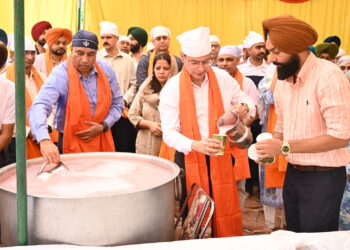 ਪੰਜਾਬ ਪੁਲਿਸ ਵੱਲੋਂ ਗੁਰੂ ਅਰਜਨ ਦੇਵ ਦੇ ਸ਼ਹੀਦੀ ਦਿਹਾੜੇ ਨੂੰ ਸਮਰਪਿਤ ‘ਛਬੀਲ’ ਲਗਾਈ ਗਈ ਪੰਜਾਬ ਪੁਲਿਸ ਵੱਲੋਂ ਗੁਰੂ ਅਰਜਨ ਦੇਵ ਦੇ ਸ਼ਹੀਦੀ ਦਿਹਾੜੇ ਨੂੰ ਸਮਰਪਿਤ ‘ਛਬੀਲ’ ਲਗਾਈ ਗਈ