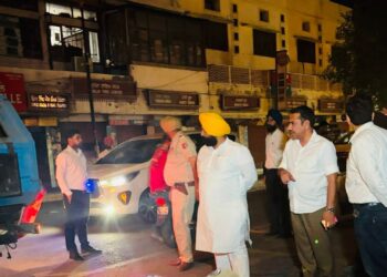 ਹਰਜੋਤ ਸਿੰਘ ਬੈਂਸ ਨੇ ਰਾਤ 1 ਵਜੇ ਅੰਮ੍ਰਿਤਸਰ ਵਿੱਚ ਸਫ਼ਾਈ ਮੁਹਿੰਮ ਦੀ ਕੀਤੀ ਅਗਵਾਈ; ਗੁਰੂ ਨਗਰੀ ਦੀਆਂ ਸੜਕਾਂ ਨੂੰ ਸਾਫ਼-ਸੁਥਰਾ ਰੱਖਣ ਲਈ ਰਾਤ 10 ਵਜੇ ਤੋਂ 2 ਵਜੇ ਤੱਕ ਚੱਲਣ ਵਾਲੀ ਸਫ਼ਾਈ ਮੁਹਿੰਮ ਦਾ ਕੀਤਾ ਆਗ਼ਾਜ਼ ਹਰਜੋਤ ਸਿੰਘ ਬੈਂਸ ਨੇ ਰਾਤ 1 ਵਜੇ ਅੰਮ੍ਰਿਤਸਰ ਵਿੱਚ ਸਫ਼ਾਈ ਮੁਹਿੰਮ ਦੀ ਕੀਤੀ ਅਗਵਾਈ; ਗੁਰੂ ਨਗਰੀ ਦੀਆਂ ਸੜਕਾਂ ਨੂੰ ਸਾਫ਼-ਸੁਥਰਾ ਰੱਖਣ ਲਈ ਰਾਤ 10 ਵਜੇ ਤੋਂ 2 ਵਜੇ ਤੱਕ ਚੱਲਣ ਵਾਲੀ ਸਫ਼ਾਈ ਮੁਹਿੰਮ ਦਾ ਕੀਤਾ ਆਗ਼ਾਜ਼