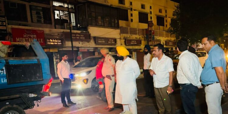 ਹਰਜੋਤ ਸਿੰਘ ਬੈਂਸ ਨੇ ਰਾਤ 1 ਵਜੇ ਅੰਮ੍ਰਿਤਸਰ ਵਿੱਚ ਸਫ਼ਾਈ ਮੁਹਿੰਮ ਦੀ ਕੀਤੀ ਅਗਵਾਈ; ਗੁਰੂ ਨਗਰੀ ਦੀਆਂ ਸੜਕਾਂ ਨੂੰ ਸਾਫ਼-ਸੁਥਰਾ ਰੱਖਣ ਲਈ ਰਾਤ 10 ਵਜੇ ਤੋਂ 2 ਵਜੇ ਤੱਕ ਚੱਲਣ ਵਾਲੀ ਸਫ਼ਾਈ ਮੁਹਿੰਮ ਦਾ ਕੀਤਾ ਆਗ਼ਾਜ਼ ਹਰਜੋਤ ਸਿੰਘ ਬੈਂਸ ਨੇ ਰਾਤ 1 ਵਜੇ ਅੰਮ੍ਰਿਤਸਰ ਵਿੱਚ ਸਫ਼ਾਈ ਮੁਹਿੰਮ ਦੀ ਕੀਤੀ ਅਗਵਾਈ; ਗੁਰੂ ਨਗਰੀ ਦੀਆਂ ਸੜਕਾਂ ਨੂੰ ਸਾਫ਼-ਸੁਥਰਾ ਰੱਖਣ ਲਈ ਰਾਤ 10 ਵਜੇ ਤੋਂ 2 ਵਜੇ ਤੱਕ ਚੱਲਣ ਵਾਲੀ ਸਫ਼ਾਈ ਮੁਹਿੰਮ ਦਾ ਕੀਤਾ ਆਗ਼ਾਜ਼
