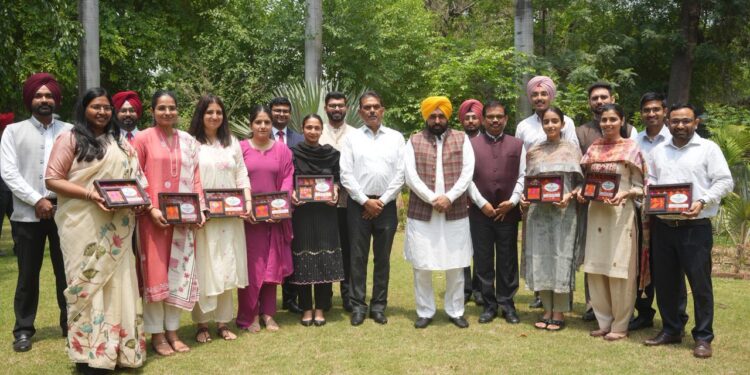 ਮੁੱਖ ਮੰਤਰੀ ਭਗਵੰਤ ਸਿੰਘ ਮਾਨ ਵੱਲੋਂ ਯੂ.ਪੀ.ਐਸ.ਸੀ.-2025 ਪਾਸ ਕਰਨ ਵਾਲੇ ਉਮੀਦਵਾਰਾਂ ਦਾ ਸਨਮਾਨ; ਕਿਹਾ, ਪੰਜਾਬ ਦੇ ਆਮ ਪਰਿਵਾਰਾਂ ਦੇ ਬੱਚੇ ਲਗਾਤਾਰ ਸੂਬੇ ਦਾ ਮਾਣ ਵਧਾ ਰਹੇ