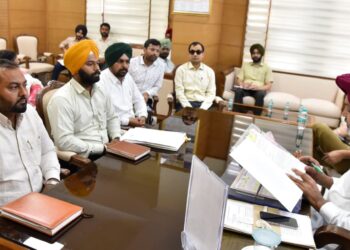 4 ਮੁਲਾਜ਼ਮ ਯੂਨੀਅਨਾਂ ਨਾਲ ਮੀਟਿੰਗ ਤੋਂ ਬਾਅਦ, ਵਿੱਤ ਮੰਤਰੀ ਹਰਪਾਲ ਸਿੰਘ ਚੀਮਾ ਵੱਲੋਂ ਅਧਿਕਾਰੀਆਂ ਨੂੰ ਸਾਰੀਆਂ ਜਾਇਜ਼ ਮੰਗਾਂ ‘ਤੇ ਤੁਰੰਤ ਕਾਰਵਾਈ ਦੇ ਨਿਰਦੇਸ਼ 4 ਮੁਲਾਜ਼ਮ ਯੂਨੀਅਨਾਂ ਨਾਲ ਮੀਟਿੰਗ ਤੋਂ ਬਾਅਦ, ਵਿੱਤ ਮੰਤਰੀ ਹਰਪਾਲ ਸਿੰਘ ਚੀਮਾ ਵੱਲੋਂ ਅਧਿਕਾਰੀਆਂ ਨੂੰ ਸਾਰੀਆਂ ਜਾਇਜ਼ ਮੰਗਾਂ ‘ਤੇ ਤੁਰੰਤ ਕਾਰਵਾਈ ਦੇ ਨਿਰਦੇਸ਼