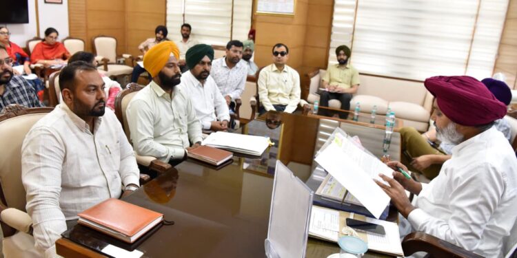 4 ਮੁਲਾਜ਼ਮ ਯੂਨੀਅਨਾਂ ਨਾਲ ਮੀਟਿੰਗ ਤੋਂ ਬਾਅਦ, ਵਿੱਤ ਮੰਤਰੀ ਹਰਪਾਲ ਸਿੰਘ ਚੀਮਾ ਵੱਲੋਂ ਅਧਿਕਾਰੀਆਂ ਨੂੰ ਸਾਰੀਆਂ ਜਾਇਜ਼ ਮੰਗਾਂ ‘ਤੇ ਤੁਰੰਤ ਕਾਰਵਾਈ ਦੇ ਨਿਰਦੇਸ਼ 4 ਮੁਲਾਜ਼ਮ ਯੂਨੀਅਨਾਂ ਨਾਲ ਮੀਟਿੰਗ ਤੋਂ ਬਾਅਦ, ਵਿੱਤ ਮੰਤਰੀ ਹਰਪਾਲ ਸਿੰਘ ਚੀਮਾ ਵੱਲੋਂ ਅਧਿਕਾਰੀਆਂ ਨੂੰ ਸਾਰੀਆਂ ਜਾਇਜ਼ ਮੰਗਾਂ ‘ਤੇ ਤੁਰੰਤ ਕਾਰਵਾਈ ਦੇ ਨਿਰਦੇਸ਼