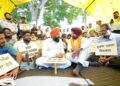 ਵੜਿੰਗ ਨੇ ਪ੍ਰਦਰਸ਼ਨ ਕਰ ਰਹੇ ਕੈਬ ਡਰਾਈਵਰਾਂ ਨਾਲ ਮਿਲ ਕੇ ਰੋਸ ਵਿਖਾਵਾ; ਉਨ੍ਹਾਂ ਦੀਆਂ ਮੰਗਾਂ ਦਾ ਕੀਤਾ ਸਮਰਥਨ ਵੜਿੰਗ ਨੇ ਪ੍ਰਦਰਸ਼ਨ ਕਰ ਰਹੇ ਕੈਬ ਡਰਾਈਵਰਾਂ ਨਾਲ ਮਿਲ ਕੇ ਰੋਸ ਵਿਖਾਵਾ; ਉਨ੍ਹਾਂ ਦੀਆਂ ਮੰਗਾਂ ਦਾ ਕੀਤਾ ਸਮਰਥਨ