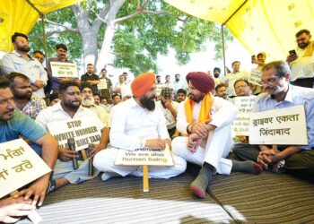 ਵੜਿੰਗ ਨੇ ਪ੍ਰਦਰਸ਼ਨ ਕਰ ਰਹੇ ਕੈਬ ਡਰਾਈਵਰਾਂ ਨਾਲ ਮਿਲ ਕੇ ਰੋਸ ਵਿਖਾਵਾ; ਉਨ੍ਹਾਂ ਦੀਆਂ ਮੰਗਾਂ ਦਾ ਕੀਤਾ ਸਮਰਥਨ ਵੜਿੰਗ ਨੇ ਪ੍ਰਦਰਸ਼ਨ ਕਰ ਰਹੇ ਕੈਬ ਡਰਾਈਵਰਾਂ ਨਾਲ ਮਿਲ ਕੇ ਰੋਸ ਵਿਖਾਵਾ; ਉਨ੍ਹਾਂ ਦੀਆਂ ਮੰਗਾਂ ਦਾ ਕੀਤਾ ਸਮਰਥਨ