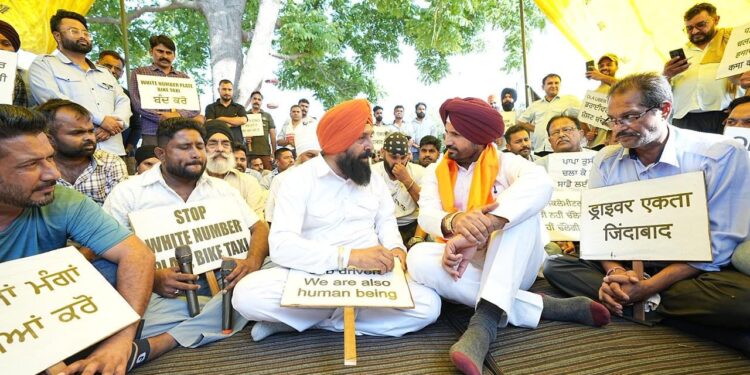 ਵੜਿੰਗ ਨੇ ਪ੍ਰਦਰਸ਼ਨ ਕਰ ਰਹੇ ਕੈਬ ਡਰਾਈਵਰਾਂ ਨਾਲ ਮਿਲ ਕੇ ਰੋਸ ਵਿਖਾਵਾ; ਉਨ੍ਹਾਂ ਦੀਆਂ ਮੰਗਾਂ ਦਾ ਕੀਤਾ ਸਮਰਥਨ