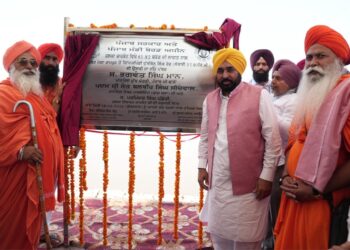 ਮੁੱਖ ਮੰਤਰੀ ਭਗਵੰਤ ਸਿੰਘ ਮਾਨ ਨੇ ਸਤਲੁਜ ਪੱਟੀ ਨੂੰ ਹੜ੍ਹਾਂ ਤੋਂ ਬਚਾਉਣ ਅਤੇ ਸ਼ਾਹਕੋਟ-ਲੋਹੀਆਂ ਖੇਤਰ ਵਿੱਚ ਆਵਾਜਾਈ ਨੂੰ ਸੁਖਾਲਾ ਬਣਾਉਣ ਲਈ 38 ਕਿਲੋਮੀਟਰ ਲੰਬੀ ਧੁੱਸੀ ਬੰਨ੍ਹ ਲਿੰਕ ਸੜਕ ਦਾ ਨੀਂਹ ਪੱਥਰ ਰੱਖਿਆ ਮੁੱਖ ਮੰਤਰੀ ਭਗਵੰਤ ਸਿੰਘ ਮਾਨ ਨੇ ਸਤਲੁਜ ਪੱਟੀ ਨੂੰ ਹੜ੍ਹਾਂ ਤੋਂ ਬਚਾਉਣ ਅਤੇ ਸ਼ਾਹਕੋਟ-ਲੋਹੀਆਂ ਖੇਤਰ ਵਿੱਚ ਆਵਾਜਾਈ ਨੂੰ ਸੁਖਾਲਾ ਬਣਾਉਣ ਲਈ 38 ਕਿਲੋਮੀਟਰ ਲੰਬੀ ਧੁੱਸੀ ਬੰਨ੍ਹ ਲਿੰਕ ਸੜਕ ਦਾ ਨੀਂਹ ਪੱਥਰ ਰੱਖਿਆ