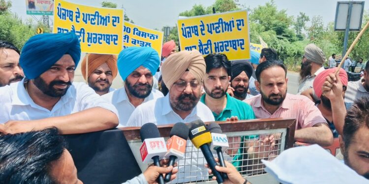 ਆਮ ਆਦਮੀ ਪਾਰਟੀ ਵੱਲੋਂ ਧੂਰੀ ਵਿਖੇ ਹਰਿਆਣਾ ਦੇ ਮੁੱਖ ਮੰਤਰੀ ਨਾਇਬ ਸਿੰਘ ਸੈਣੀ ਦਾ ਜ਼ੋਰਦਾਰ ਵਿਰੋਧ