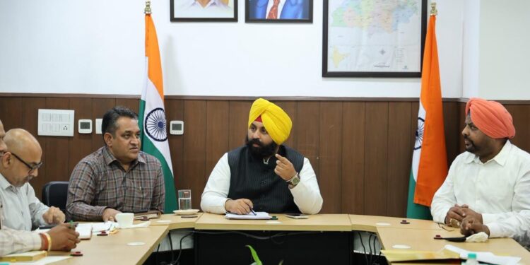 ਹਰਜੋਤ ਸਿੰਘ ਬੈਂਸ ਦੀ ਨਗਰ ਨਿਗਮ ਅਧਿਕਾਰੀਆਂ ਨੂੰ ਹਦਾਇਤ- ਲੁਧਿਆਣਾ ਸ਼ਹਿਰ ਨੂੰ 30 ਜੂਨ ਤੱਕ ਸੜਕਾਂ ਦੇ ਟੋਇਆਂ ਅਤੇ ਮੈਨਹੋਲ ਮੁਕਤ ਬਣਾਇਆ ਜਾਵੇ ਹਰਜੋਤ ਸਿੰਘ ਬੈਂਸ ਦੀ ਨਗਰ ਨਿਗਮ ਅਧਿਕਾਰੀਆਂ ਨੂੰ ਹਦਾਇਤ- ਲੁਧਿਆਣਾ ਸ਼ਹਿਰ ਨੂੰ 30 ਜੂਨ ਤੱਕ ਸੜਕਾਂ ਦੇ ਟੋਇਆਂ ਅਤੇ ਮੈਨਹੋਲ ਮੁਕਤ ਬਣਾਇਆ ਜਾਵੇ