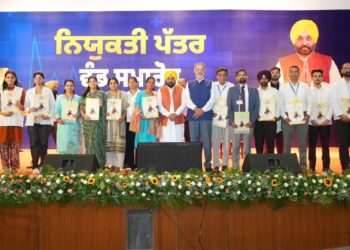 ਮੁੱਖ ਮੰਤਰੀ ਭਗਵੰਤ ਮਾਨ ਨੇ ਹੋਰ 523 ਨੌਜਵਾਨਾਂ ਨੂੰ ਸੌਂਪੇ ਨਿਯੁਕਤੀ ਪੱਤਰ; ਕਿਹਾ, ‘ਆਪ’ ਸਰਕਾਰ ਨੇ ਪਾਰਦਰਸ਼ੀ ਅਤੇ ਯੋਗਤਾ-ਆਧਾਰਤ ਭਰਤੀਆਂ ਰਾਹੀਂ 67,563 ਸਰਕਾਰੀ ਨੌਕਰੀਆਂ ਦਿੱਤੀਆਂ ਮੁੱਖ ਮੰਤਰੀ ਭਗਵੰਤ ਮਾਨ ਨੇ ਹੋਰ 523 ਨੌਜਵਾਨਾਂ ਨੂੰ ਸੌਂਪੇ ਨਿਯੁਕਤੀ ਪੱਤਰ; ਕਿਹਾ, ‘ਆਪ’ ਸਰਕਾਰ ਨੇ ਪਾਰਦਰਸ਼ੀ ਅਤੇ ਯੋਗਤਾ-ਆਧਾਰਤ ਭਰਤੀਆਂ ਰਾਹੀਂ 67,563 ਸਰਕਾਰੀ ਨੌਕਰੀਆਂ ਦਿੱਤੀਆਂ