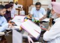 ਵਿੱਤ ਮੰਤਰੀ ਹਰਪਾਲ ਸਿੰਘ ਚੀਮਾ ਵੱਲੋਂ ਮੈਥਾਨੌਲ ਨੂੰ ਨਿਯਮਤ ਕਰਨ ਅਤੇ ਜ਼ਹਿਰੀਲੀ ਸ਼ਰਾਬ ਦੇ ਦੁਖਾਂਤਾਂ ਨੂੰ ਰੋਕਣ ਲਈ ਤੁਰੰਤ ਕੇਂਦਰੀ ਕਾਨੂੰਨ ਬਣਾਉਣ ਦੀ ਮੰਗ ਵਿੱਤ ਮੰਤਰੀ ਹਰਪਾਲ ਸਿੰਘ ਚੀਮਾ ਵੱਲੋਂ ਮੈਥਾਨੌਲ ਨੂੰ ਨਿਯਮਤ ਕਰਨ ਅਤੇ ਜ਼ਹਿਰੀਲੀ ਸ਼ਰਾਬ ਦੇ ਦੁਖਾਂਤਾਂ ਨੂੰ ਰੋਕਣ ਲਈ ਤੁਰੰਤ ਕੇਂਦਰੀ ਕਾਨੂੰਨ ਬਣਾਉਣ ਦੀ ਮੰਗ