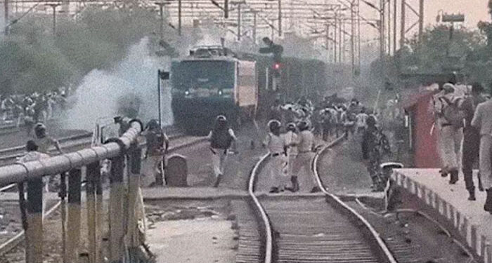 Breaking: ਬਿਹਾਰ ‘ਚ ਰੇਲਵੇ ਸਟੇਸ਼ਨ ‘ਤੇ ਹੰਗਾਮਾ: ਵਿਦਿਆਰਥੀਆਂ ਵੱਲੋਂ ਪੱਥਰਬਾਜ਼ੀ ਅਤੇ ਟ੍ਰੇਨ ਦੀ ਭੰਨਤੋੜ Breaking: ਬਿਹਾਰ ‘ਚ ਰੇਲਵੇ ਸਟੇਸ਼ਨ ‘ਤੇ ਹੰਗਾਮਾ: ਵਿਦਿਆਰਥੀਆਂ ਵੱਲੋਂ ਪੱਥਰਬਾਜ਼ੀ ਅਤੇ ਟ੍ਰੇਨ ਦੀ ਭੰਨਤੋੜ