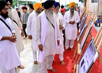 Amritsar: ਦਰਬਾਰ ਸਾਹਿਬ ‘ਚ ਜੂਨ 1984 ਦੇ ਘੱਲੂਘਾਰੇ ਦੇ ਦੁਖਾਂਤ ਨੂੰ ਬਿਆਨ ਕਰਦੀਆਂ ਤਸਵੀਰਾਂ ਦੀ ਲਗਾਈ ਪ੍ਰਦਰਸ਼ਨੀ