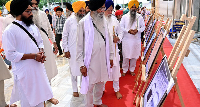 Amritsar: ਦਰਬਾਰ ਸਾਹਿਬ ‘ਚ ਜੂਨ 1984 ਦੇ ਘੱਲੂਘਾਰੇ ਦੇ ਦੁਖਾਂਤ ਨੂੰ ਬਿਆਨ ਕਰਦੀਆਂ ਤਸਵੀਰਾਂ ਦੀ ਲਗਾਈ ਪ੍ਰਦਰਸ਼ਨੀ