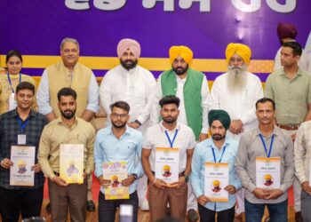 ’ਮਿਸ਼ਨ ਰੋਜ਼ਗਾਰ’ ਜਾਰੀ ਰੱਖਦਿਆਂ ਮੁੱਖ ਮੰਤਰੀ ਭਗਵੰਤ ਸਿੰਘ ਮਾਨ ਨੇ ਹੋਰ 355 ਨੌਜਵਾਨਾਂ ਨੂੰ ਸੌਂਪੇ ਨਿਯੁਕਤੀ ਪੱਤਰ; ਕਿਹਾ, ਪੰਜਾਬ ਵਿੱਚ ਸਰਕਾਰੀ ਨੌਕਰੀਆਂ ਲਈ ਸਿਰਫ਼ ਯੋਗਤਾ ਹੀ ਇੱਕੋ-ਇੱਕ ਮਾਪਦੰਡ ’ਮਿਸ਼ਨ ਰੋਜ਼ਗਾਰ’ ਜਾਰੀ ਰੱਖਦਿਆਂ ਮੁੱਖ ਮੰਤਰੀ ਭਗਵੰਤ ਸਿੰਘ ਮਾਨ ਨੇ ਹੋਰ 355 ਨੌਜਵਾਨਾਂ ਨੂੰ ਸੌਂਪੇ ਨਿਯੁਕਤੀ ਪੱਤਰ; ਕਿਹਾ, ਪੰਜਾਬ ਵਿੱਚ ਸਰਕਾਰੀ ਨੌਕਰੀਆਂ ਲਈ ਸਿਰਫ਼ ਯੋਗਤਾ ਹੀ ਇੱਕੋ-ਇੱਕ ਮਾਪਦੰਡ