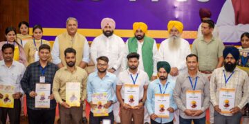 ’ਮਿਸ਼ਨ ਰੋਜ਼ਗਾਰ’ ਜਾਰੀ ਰੱਖਦਿਆਂ ਮੁੱਖ ਮੰਤਰੀ ਭਗਵੰਤ ਸਿੰਘ ਮਾਨ ਨੇ ਹੋਰ 355 ਨੌਜਵਾਨਾਂ ਨੂੰ ਸੌਂਪੇ ਨਿਯੁਕਤੀ ਪੱਤਰ; ਕਿਹਾ, ਪੰਜਾਬ ਵਿੱਚ ਸਰਕਾਰੀ ਨੌਕਰੀਆਂ ਲਈ ਸਿਰਫ਼ ਯੋਗਤਾ ਹੀ ਇੱਕੋ-ਇੱਕ ਮਾਪਦੰਡ
