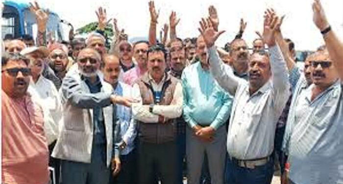 HRTC Strike Crisis: ਡਰਾਈਵਰ-ਕੰਡਕਟਰ ਯੂਨੀਅਨ ਨੇ ਹੜਤਾਲ ਕਰਨ ਦਾ ਕੀਤਾ ਐਲਾਨ HRTC Strike Crisis: ਡਰਾਈਵਰ-ਕੰਡਕਟਰ ਯੂਨੀਅਨ ਨੇ ਹੜਤਾਲ ਕਰਨ ਦਾ ਕੀਤਾ ਐਲਾਨ