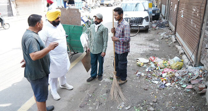 Ludhiana: ਮੰਤਰੀ ਬੈਂਸ ਨੇ ਸਫਾਈ ਪ੍ਰਬੰਧਾਂ ਦਾ ਜ਼ਮੀਨੀ ਪੱਧਰ ’ਤੇ ਲਿਆ ਜਾਇਜ਼ਾ Ludhiana: ਮੰਤਰੀ ਬੈਂਸ ਨੇ ਸਫਾਈ ਪ੍ਰਬੰਧਾਂ ਦਾ ਜ਼ਮੀਨੀ ਪੱਧਰ ’ਤੇ ਲਿਆ ਜਾਇਜ਼ਾ