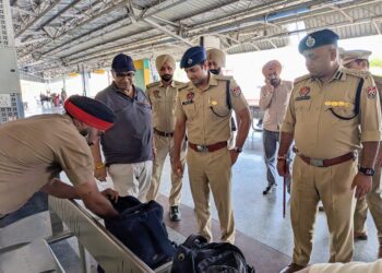 ਡੀਆਈਜੀ ਜਲੰਧਰ ਰੇਂਜ ਤੇ ਐਸਐਸਪੀ ਕਪੂਰਥਲਾ ਵੱਲੋਂ ਸੁਰੱਖਿਆ ਦੇ ਮੱਦੇਨਜ਼ਰ ਵਿਆਪਕ ਚੈਕਿੰਗ ਮੁਹਿੰਮ; ਰੇਲਵੇ ਸਟੇਸ਼ਨ ਅਤੇ ਬਾਜ਼ਾਰਾਂ ‘ਚ ਲਿਆ ਜਾਇਜ਼ਾ ਡੀਆਈਜੀ ਜਲੰਧਰ ਰੇਂਜ ਤੇ ਐਸਐਸਪੀ ਕਪੂਰਥਲਾ ਵੱਲੋਂ ਸੁਰੱਖਿਆ ਦੇ ਮੱਦੇਨਜ਼ਰ ਵਿਆਪਕ ਚੈਕਿੰਗ ਮੁਹਿੰਮ; ਰੇਲਵੇ ਸਟੇਸ਼ਨ ਅਤੇ ਬਾਜ਼ਾਰਾਂ ‘ਚ ਲਿਆ ਜਾਇਜ਼ਾ