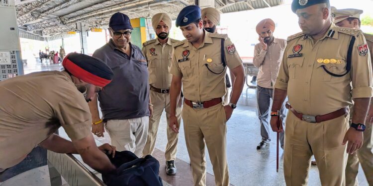 ਡੀਆਈਜੀ ਜਲੰਧਰ ਰੇਂਜ ਤੇ ਐਸਐਸਪੀ ਕਪੂਰਥਲਾ ਵੱਲੋਂ ਸੁਰੱਖਿਆ ਦੇ ਮੱਦੇਨਜ਼ਰ ਵਿਆਪਕ ਚੈਕਿੰਗ ਮੁਹਿੰਮ; ਰੇਲਵੇ ਸਟੇਸ਼ਨ ਅਤੇ ਬਾਜ਼ਾਰਾਂ ‘ਚ ਲਿਆ ਜਾਇਜ਼ਾ ਡੀਆਈਜੀ ਜਲੰਧਰ ਰੇਂਜ ਤੇ ਐਸਐਸਪੀ ਕਪੂਰਥਲਾ ਵੱਲੋਂ ਸੁਰੱਖਿਆ ਦੇ ਮੱਦੇਨਜ਼ਰ ਵਿਆਪਕ ਚੈਕਿੰਗ ਮੁਹਿੰਮ; ਰੇਲਵੇ ਸਟੇਸ਼ਨ ਅਤੇ ਬਾਜ਼ਾਰਾਂ ‘ਚ ਲਿਆ ਜਾਇਜ਼ਾ
